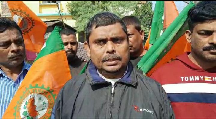 বিজেপির দলীয় পতাকা ছিঁড়ে ফেলার অভিযোগ তৃণমূলের বিরুদ্ধে, উত্তেজনা শহরজুড়ে