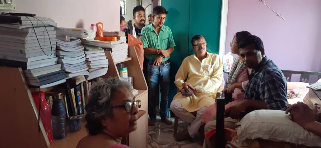 ডেঙ্গু আক্রান্ত রোগীর পরিবারের সাথে দেখা করলেন পৌরপতি