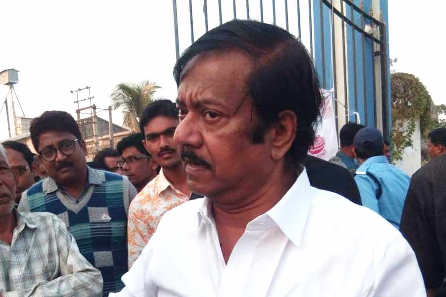 হাসপাতালে ভর্তি থাকাকালীনও চালিয়েছে দুর্নীতি