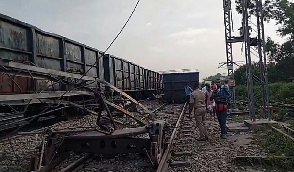 ভোরের আলো ফুটতেই জলপাইগুড়িতে লাইন চ্যুত মাল ট্রেন, ব্যাহত উওর পূর্ব ভারতের সঙ্গে দেশের রেল যোগাযোগ
