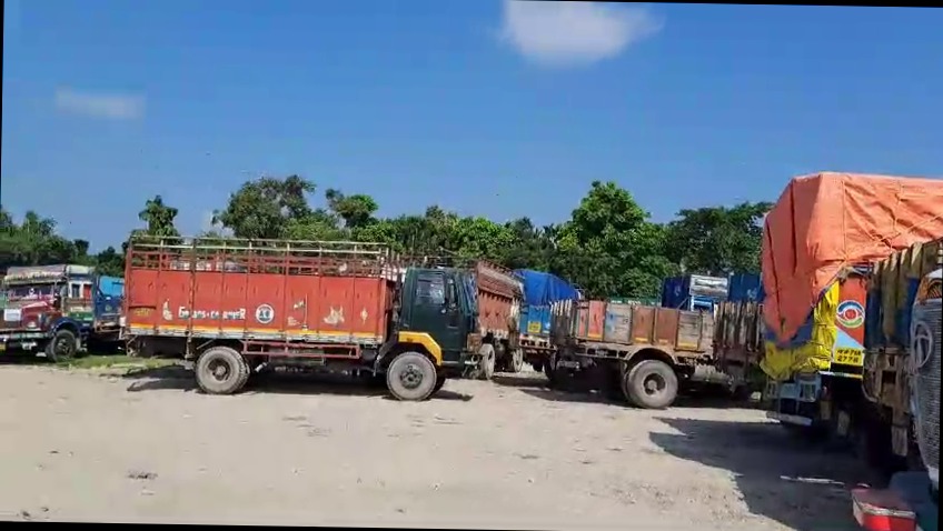 সাত দফা দাবিতে ৭২ ঘণ্টার ধর্মঘট শুরু করেছে ট্রাক চালকরা