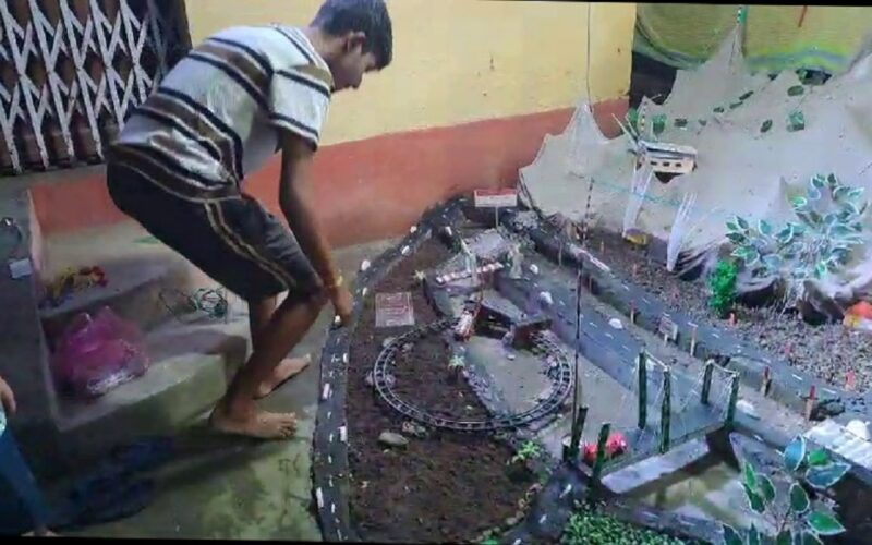 জলপাইগুড়িতে কালী পূজার আগে শিশুরা তৈরি করে সুদৃশ্য পাহাড়