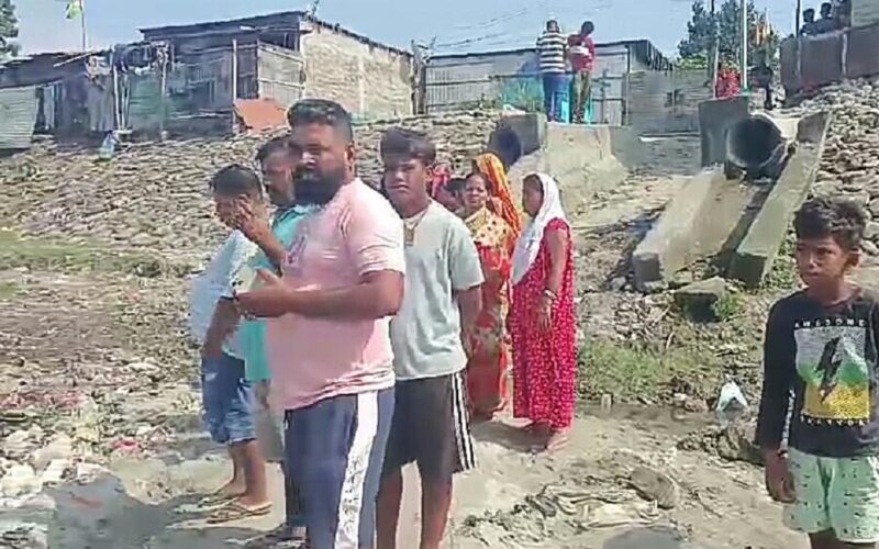 শিলিগুড়ির পাঁচ নম্বর ওয়ার্ডে ছট ঘাট প্রস্তুতির কাজ শুরু না হওয়ায় বিক্ষোভ স্থানীয়দের