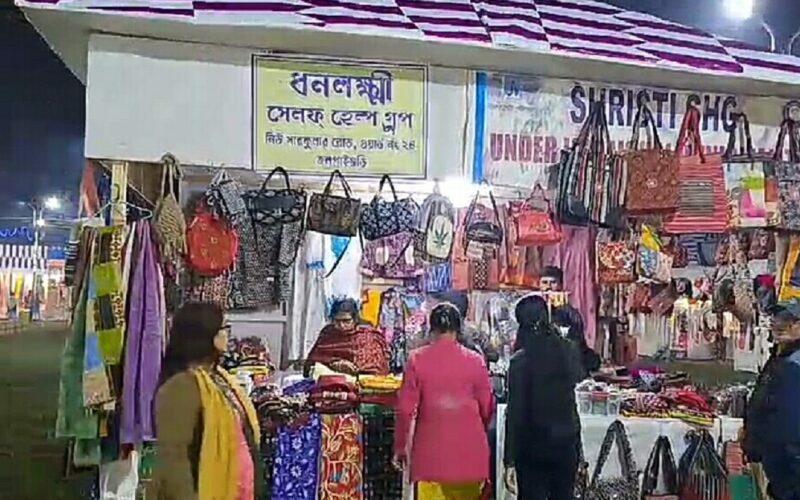 তিস্তা ও করলা নদী রক্ষায় আয়োজিত ‘তিস্তা-করলা উৎসবে’ জমে উঠেছে ভিড়  