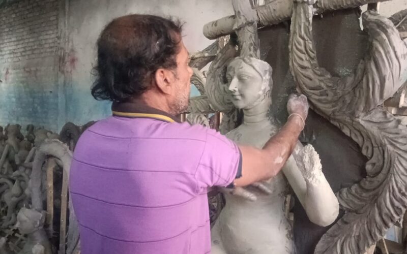 সরস্বতী পূজায় বড় মূর্তির চাহিদা কমায় ক্ষতির মুখ দেখছেন শিলিগুড়ির কুমারটুলির মৃৎশিল্পীরা