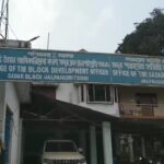 পেনশন বৃদ্ধির দাবি নিয়ে বিক্ষোভ জলপাইগুড়ির বিডিও দপ্তরের সামনে