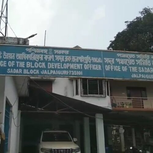 পেনশন বৃদ্ধির দাবি নিয়ে বিক্ষোভ জলপাইগুড়ির বিডিও দপ্তরের সামনে