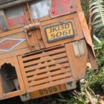 নকশালবাড়িতে দূর্ঘটনার কবলে আপেল বোঝাই লরি